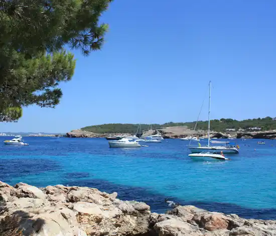 Qué Hacer en Ibiza en Junio: Comienzo del Verano y Beach Clubs