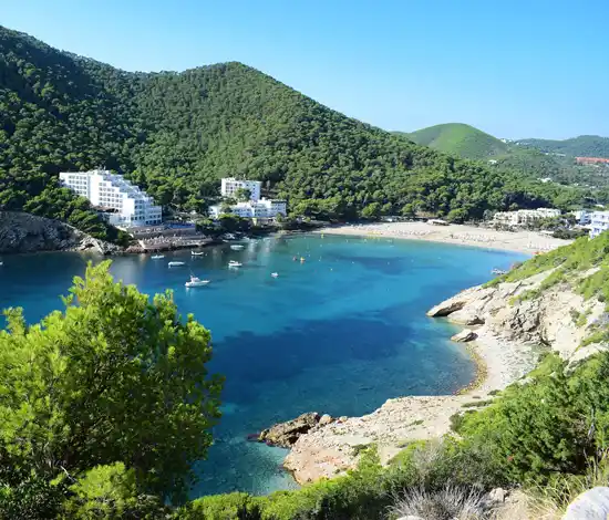 Qué Hacer en Ibiza en Mayo: Apertura de Temporada y Playas Tranquilas